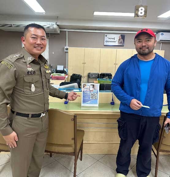 ประชาสัมพันธ์ให้ผู้มารับบริการทั้งชาวไทยและชาวต่างชาติ  ร่วมทำแบบประเมินคุณธรรมและความโปร่งใสในการดำเนินงานของหน่วยงานภาครัฐ