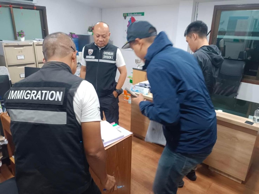 จับกุมตัว นาย เอ  (นามสมุติ) อายุ 46 ปี สัญชาติ อินเดีย ผู้ต้องหาตามหมายจับ  ของศาลแขวงธนบุรี ที่ 346/2559 ลงวันที่ 8 มิ.ย.59