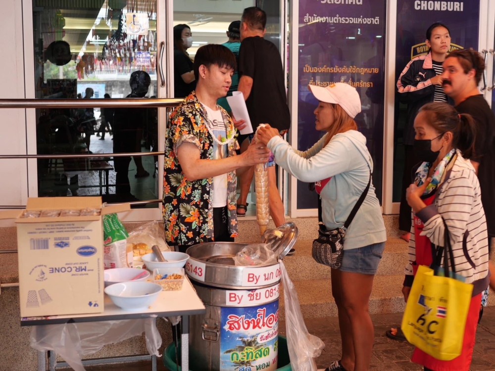 ตั้งจุดบริการไอศกรีมให้แก่เจ้าหน้าที่และผู้มารับบริการ ณ ที่ทำการ ตม.จว.ชลบุรี