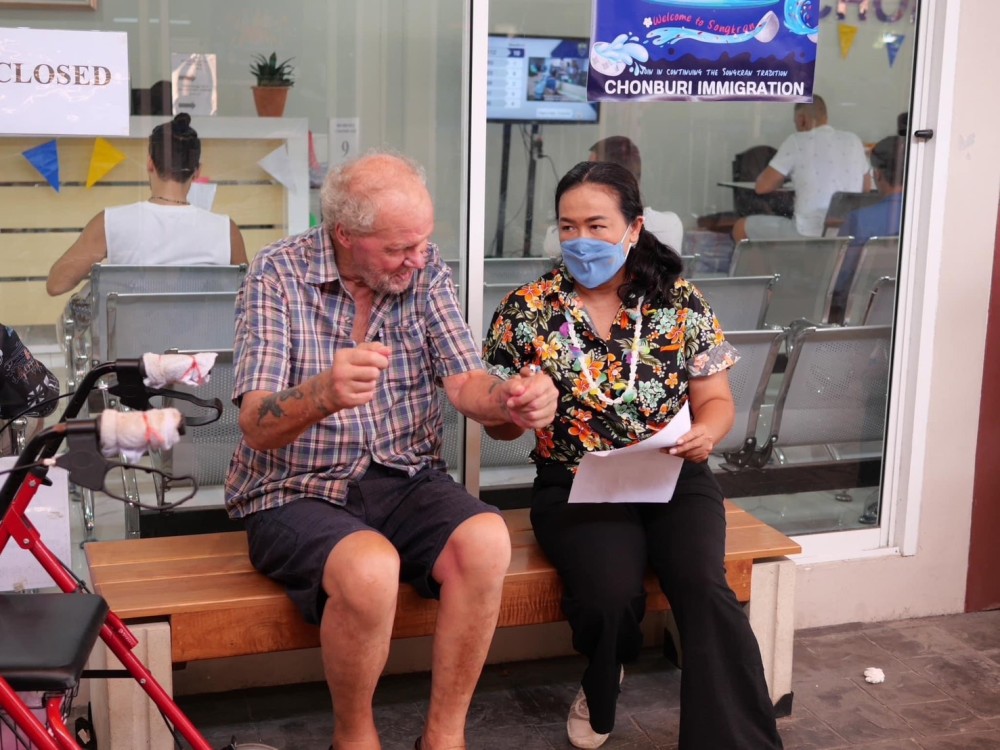 อำนวยความสะดวกแก่คนต่างชาติ ซึ่งมีความบกพร่องทางการเคลื่อนไหว ที่มาขอ Re-entry ณ ที่ทำการ ตม.จว.ชลบุรี (ด่านพัทยา)