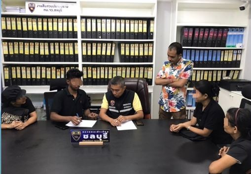 จับกุม คนต่างด้าวสัญชาติเมียนมา จำนวน 4 ราย ในข้อหาเป็นคนต่างด้าว ทำงานโดยไม่มีใบอนุญาตหรือทำงานนอกเหนือสิทธิที่จะทำได้