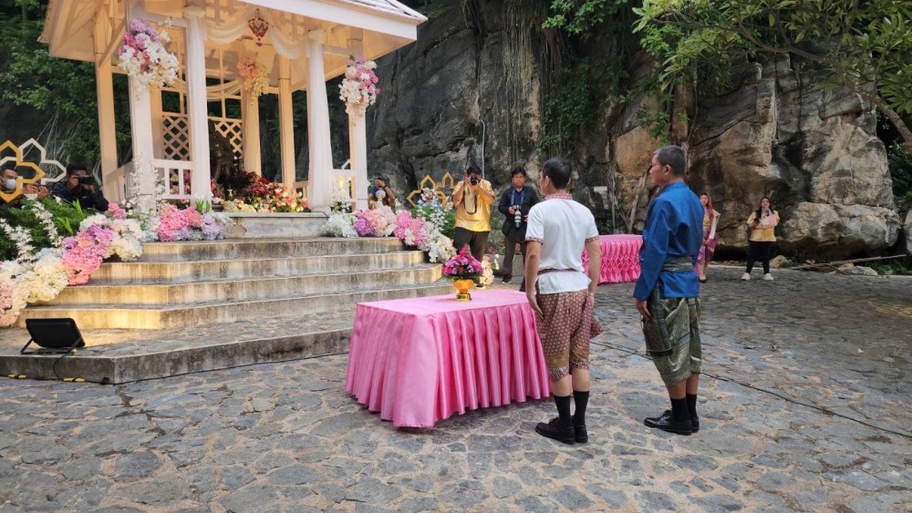 ร่วมพิธีวางพานพุ่มดอกกุหลาบในงานรำลึก  171 ปี พระปิยะมหาราช ณ เกาะสีชัง