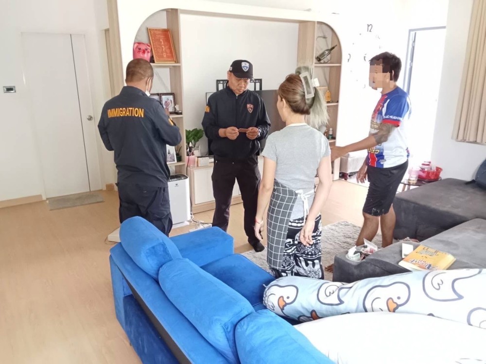 เดินทางออก ว.4 ตรวจสอบเหตุร้องเรียนทาง เพจ Facebook ตม.จว.ชลบุรีเรื่องให้ตรวจสอบต่างด้าวลักลอบทำงานผิดกฎหมาย  บริเวณ เลขที่ 999/2 หมู่ 1  ต.มาบไผ่ อ.บ้านบึง จ.ชลบุรี