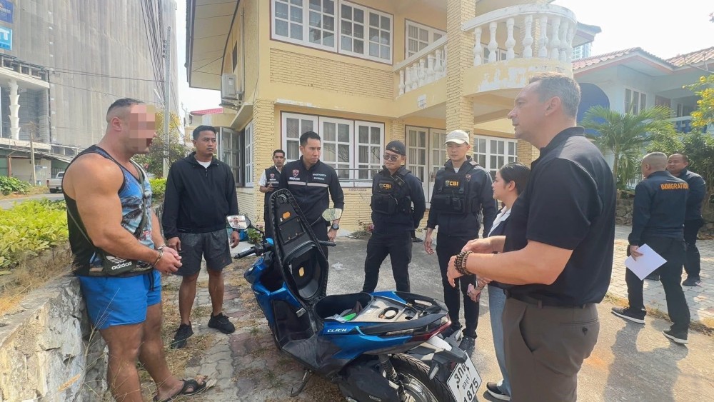 จับกุม Mr.Siegfried Schmitz อายุ 42 ปี สัญชาติเยอรมนี ความผิดฐาน เป็นคนต่างด้าวอยู่ในราชอาณาจักรโดยการอนุญาตสิ้นสุด จำนวน 2,591 วัน ควบคุมตัวนำส่งพนักงานสอบสวน สภ.เมืองพัทยา