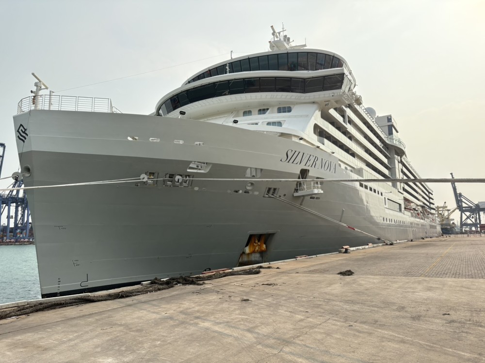 อำนวยความสะดวกเรือโดยสารระหว่างประเทศ ชื่อเรือ SILVER NOVA สัญชาติเรือ BAHAMAS มีคนโดยสาร 659 คน มีคนประจำพาหนะ 536 คน เดินทางออกไป ประเทศเวียดนาม (VIETNAM) จอดเทียบท่า ณ ท่าเทียบเรือแหลมฉบัง (A1)