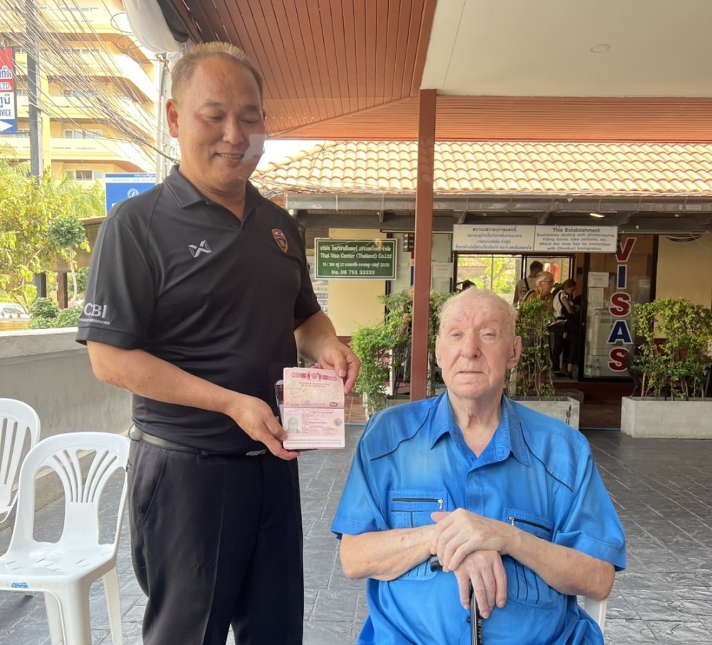 อำนวยความสะดวกช่วยเหลือผู้สูงอายุสัญชาติ รัสเซีย ที่มาขออยู่ต่อในราชอาณาจักร ณ ที่ทำการ ตม.จว.ชลบุรี