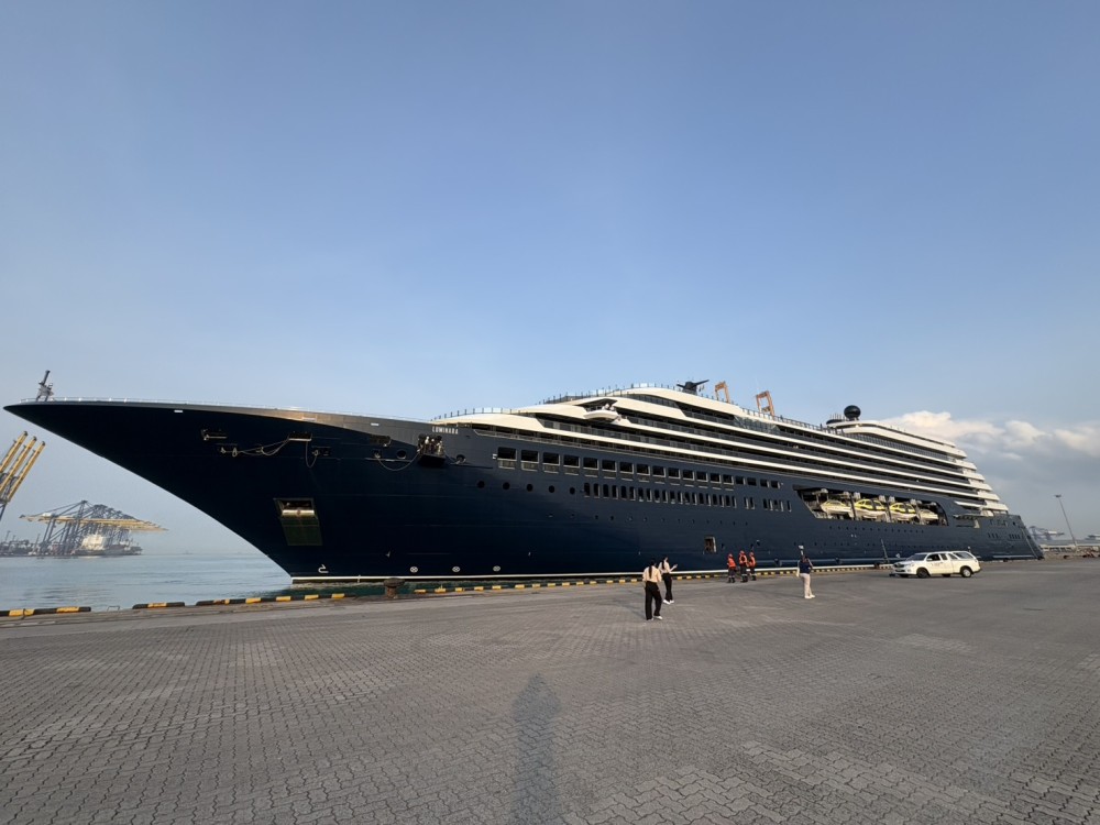 อำนวยความสะดวกเรือโดยสารระหว่างประเทศ ชื่อเรือ LUMINARA สัญชาติเรือ MALTA มีคนโดยสาร 172  คน มีคนประจำพาหนะ 365 คน เดินทางมาออกไปประเทศเวียดนาม จอดเทียบท่า ณ ท่าเทียบเรือแหลมฉบัง (C0)