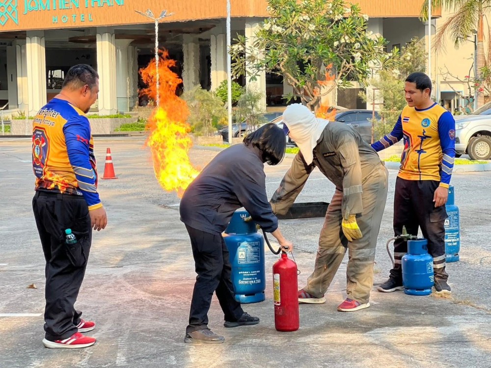 เข้าร่วมการอบรมแนวทางการป้องกันเหตุและระงับอัคคีภัย ณ ห้องประชุม ศปก.ตม.จว.ชลบุรี  และร่วมอบรมการจำลองสถานการณ์การเกิดเหตุอัคคีภัยและการควบคุมอัคคีภัย